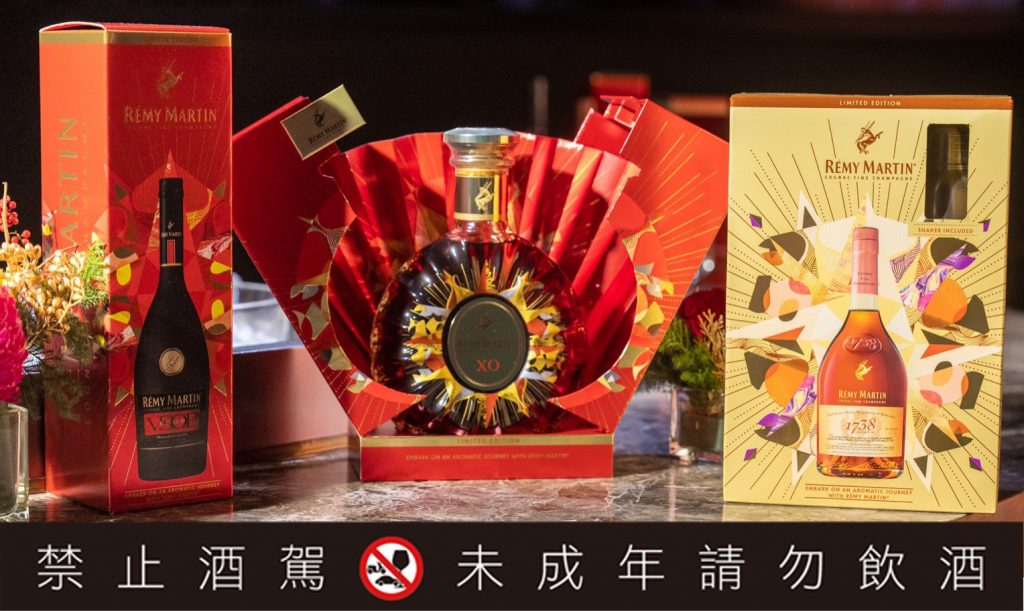 以優雅、馥郁口感而聞名的人頭馬RÉMY MARTIN,在新春來臨之際特別以紅金雙色外衣搭配絢麗的設計,創造「人頭馬春邑和諧系列」禮盒,以充滿奢華喜慶的燦爛設計,陪伴大眾迎接新春到來。