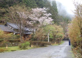 位於：京都市左京区花脊原地町375 的美山莊，坐落於自然山野之中。